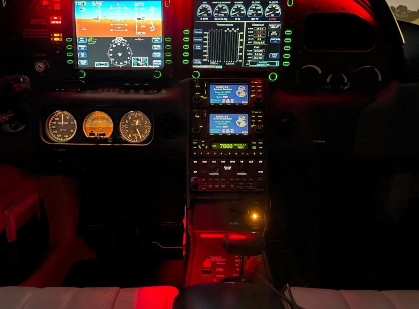 cockpit cirrusSR20